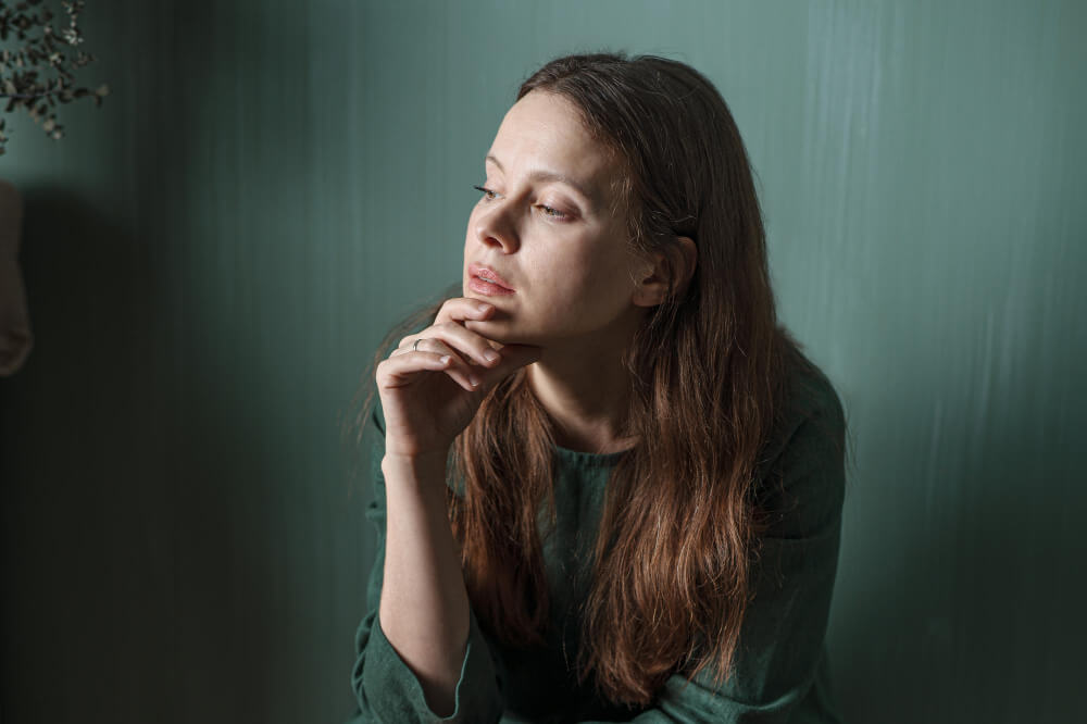 מתאמנת שלומדת איך להפסיק לחשוב על משהו